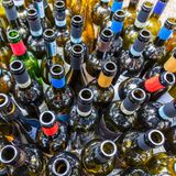 Foto leerer Wein- und Bierflaschen
