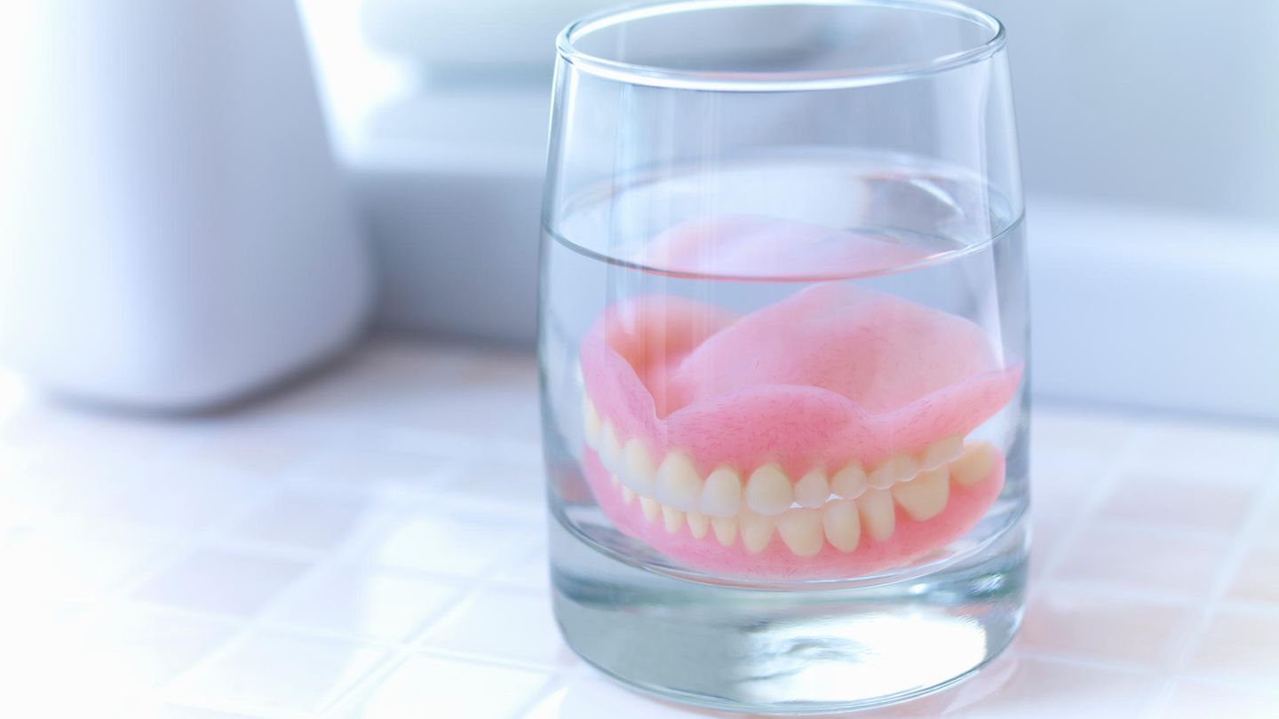 Wasserglas mit dritten Zähnen