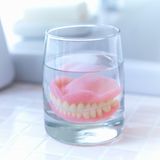 Wasserglas mit dritten Zähnen