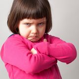 Foto eines wütend dreiblickenden Mädchens