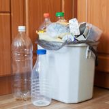 Foto von gefülltem Mülleimer in der Küche