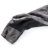 Foto einer einzelnen Socke mit Loch