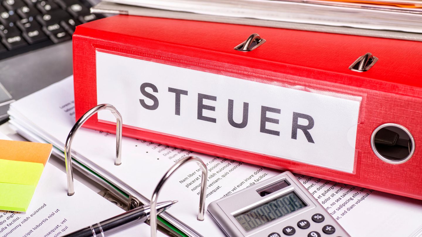 Foto eines Aktenordners mit der Aufschrift "Steuer"