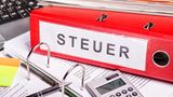 Foto eines Aktenordners mit der Aufschrift "Steuer"