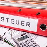 Foto eines Aktenordners mit der Aufschrift "Steuer"