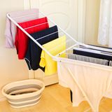 Foto eines Wäscheständers mit Wäsche im Wohnzimmer