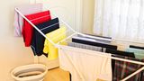 Foto eines Wäscheständers mit Wäsche im Wohnzimmer
