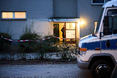 Das Wohnhaus der RAF-Terroristin Daniela Klette in Berlin mit Polizisten und Absperrband
