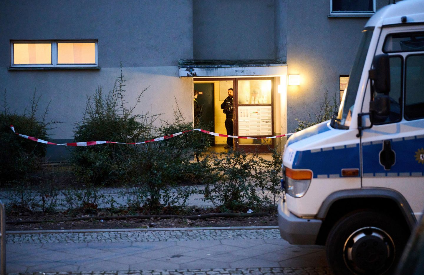 Das Wohnhaus der RAF-Terroristin Daniela Klette in Berlin mit Polizisten und Absperrband