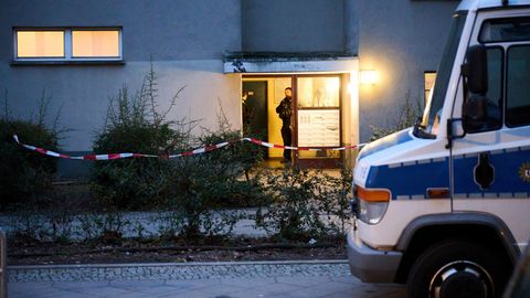 Das Wohnhaus der RAF-Terroristin Daniela Klette in Berlin mit Polizisten und Absperrband