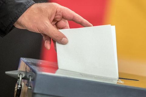 Mann wirft Brief in Wahlurne
