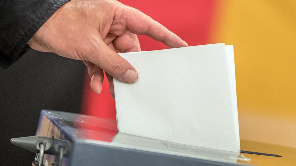 Mann wirft Brief in Wahlurne