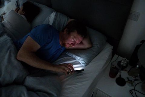 "Revenge Bedtime Procrastination": müde aber trotzdem noch stundenlang am Handy