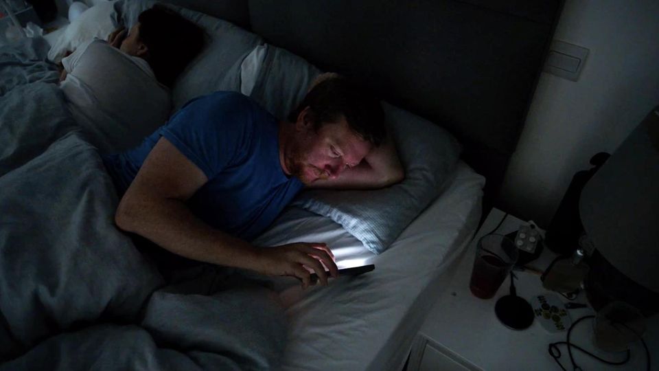 "Revenge Bedtime Procrastination": müde aber trotzdem noch stundenlang am Handy