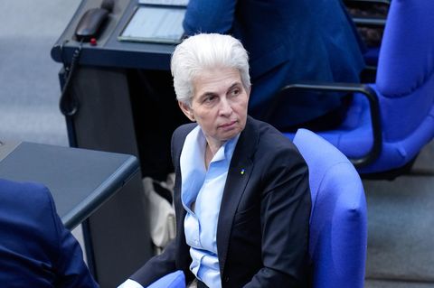 Marie-Agnes Strack-Zimmermann auf ihrem Sessel im Bundestag