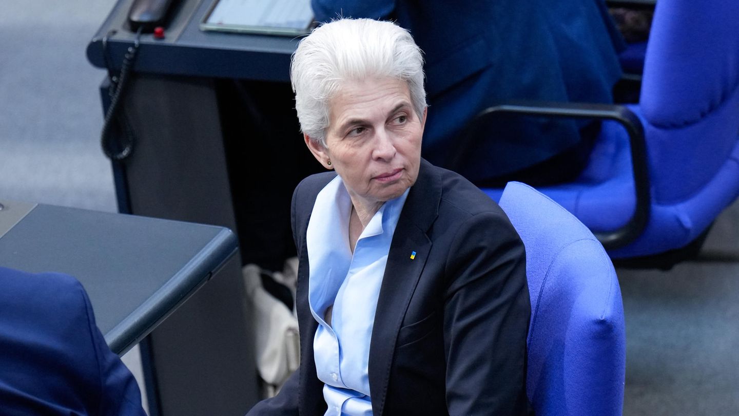 Marie-Agnes Strack-Zimmermann auf ihrem Sessel im Bundestag