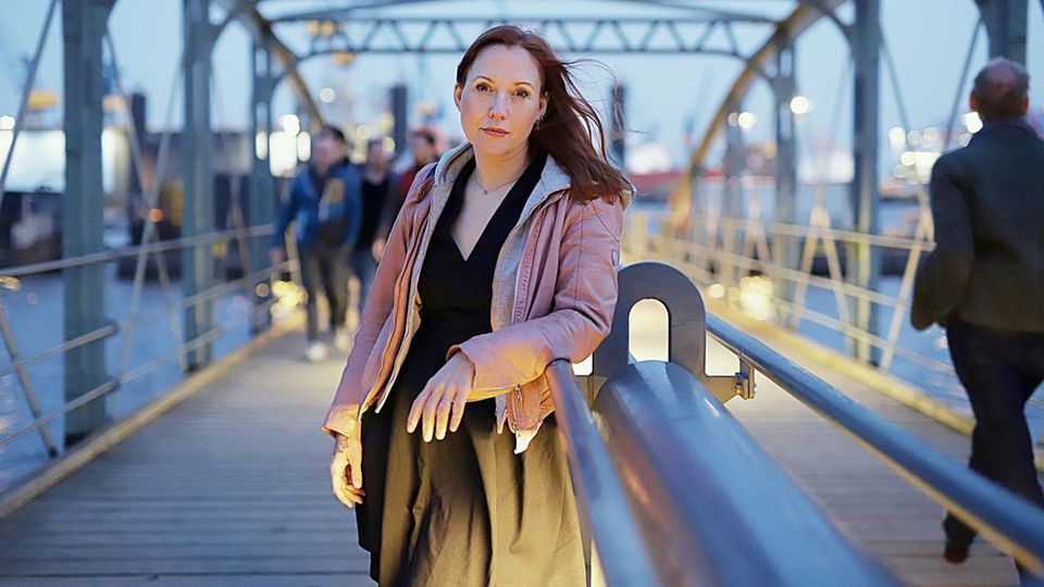 Care-Arbeit: Die Autorin Susanne Mierau steht auf einer Brücke