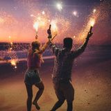 Foto von Menschen, die Leuchtfackeln tragen