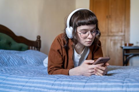 Der Podcast "Hoss & Hopf" hat hunderttausende Zuhörer – darunter auch viele junge Leute. Wie sollen Eltern damit umgehen, wenn das eigene Kind rechts-libertäre Ansichten äußert? (Symbolbild)     