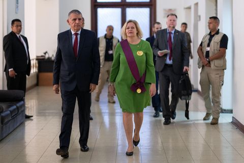 Bundesinnenministerin Nancy Faeser und ihr peruanischer Amtskollege Víctor Torres Falcón