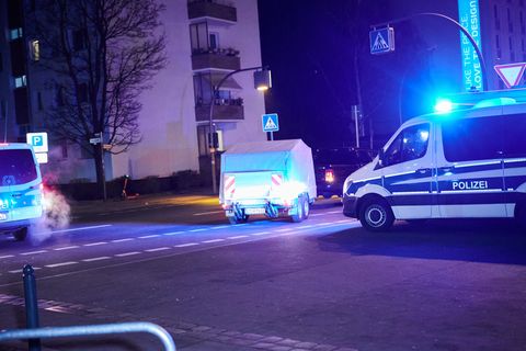 Gefährlicher Gegenstand aus Klettes Wohnung: Was genau in dem Spezialanhänger abtransportiert wurde, verriet die Polizei nicht   