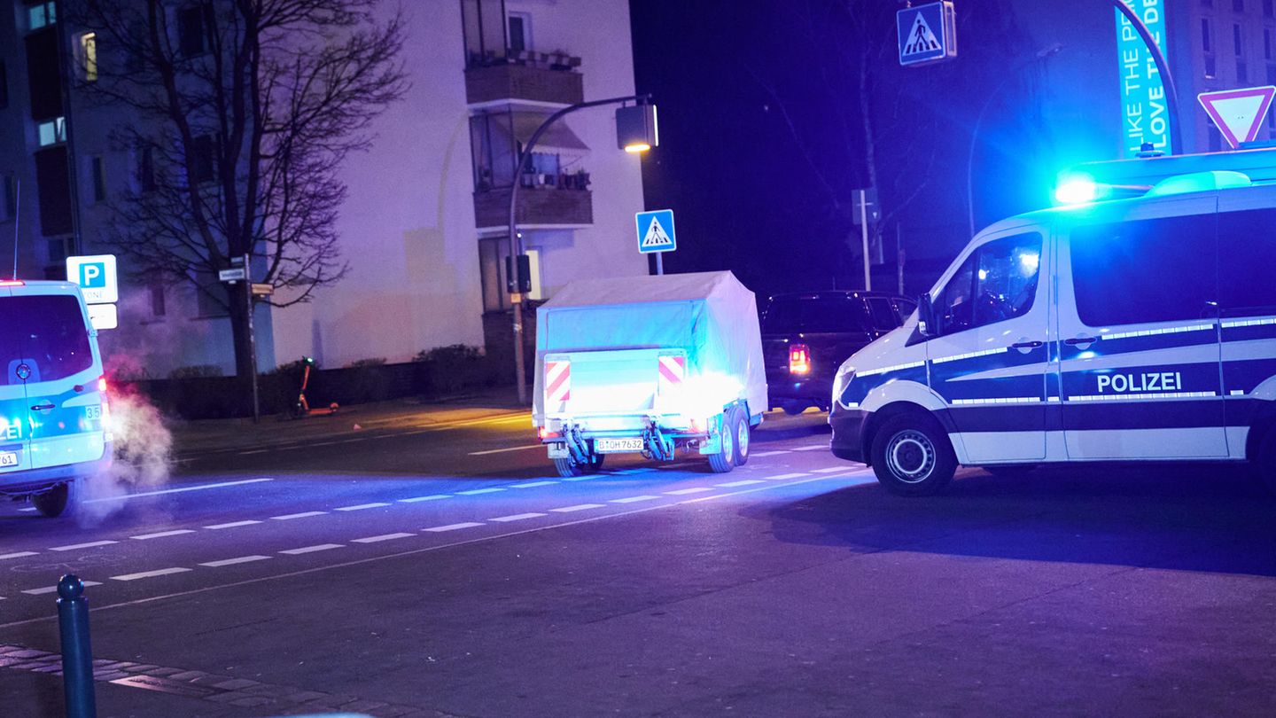 Gefährlicher Gegenstand aus Klettes Wohnung: Was genau in dem Spezialanhänger abtransportiert wurde, verriet die Polizei nicht   
