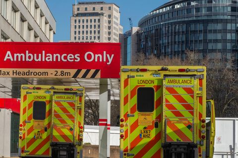 Vor einem Krankenhaus in London, Großbritannien, geparkte Krankenwagen
