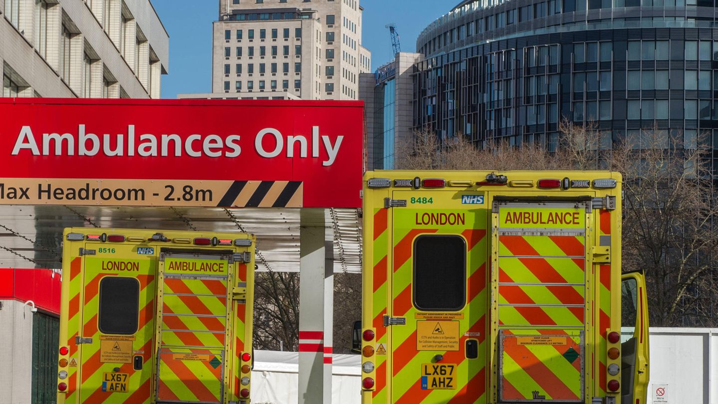 Vor einem Krankenhaus in London, Großbritannien, geparkte Krankenwagen