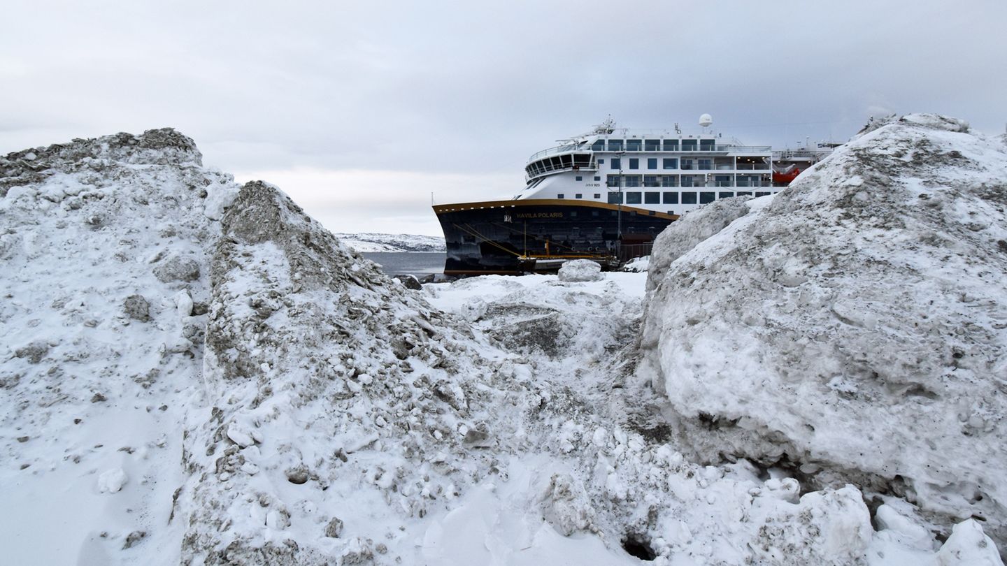 Hinter aufgetürmten Schneemassen versteckt sich die "Havila Polaris" im Hafen von Kirkenes, dem Umkehrpunkt der Postschiffroute entlang der norwegischen Küste. Es herrschen zweistellige Minus-Temperaturen.