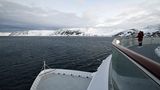 Gegen Mittag läuft das erst im August 2023 in Dienst gestellte Schiff aus und nimmt Kurs in Richtung Nordwesten zu den Orten Båtsfjord und Berlevåg in der norwegischen Provinz Finnmark, wobei der erste Hafen Vardø, die östlichste Gemeinde Norwegens, wegen der Wetterbedingungen nicht angelaufen werden kann: "Cancelled due to strong wind".
