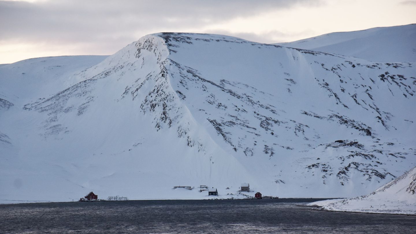 Auf der Route im hohen Norden passiert das Schiff immer wieder einsam gelegene Hütten in der Inselwelt der Finnmark, dem mit nur 1,5 Einwohnern pro Quadratkilometer am dünnsten besiedelten Verwaltungsbezirk des Landes.