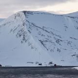 Auf der Route im hohen Norden passiert das Schiff immer wieder einsam gelegene Hütten in der Inselwelt der Finnmark, dem mit nur 1,5 Einwohnern pro Quadratkilometer am dünnsten besiedelten Verwaltungsbezirk des Landes.