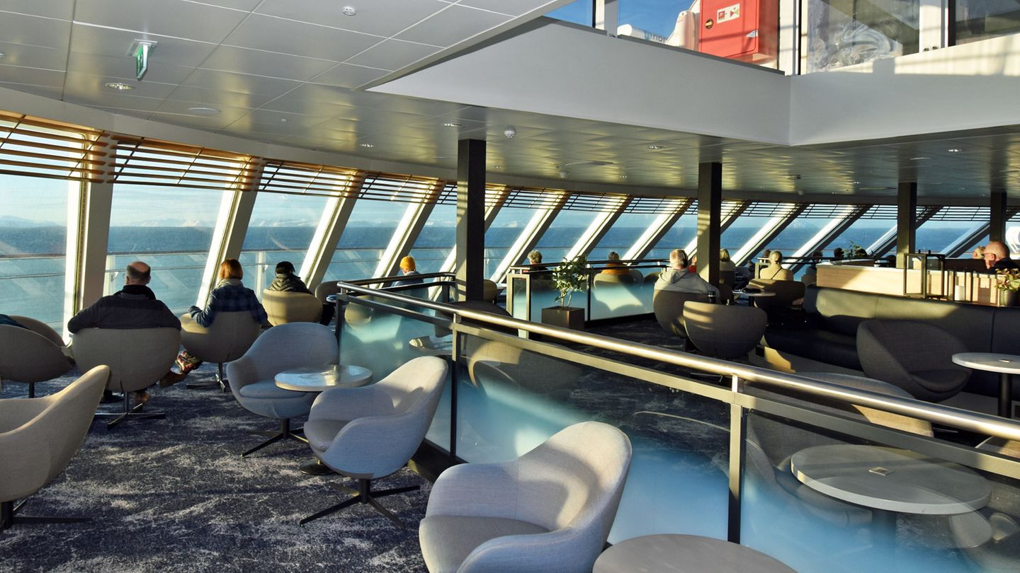 Lieblingsplatz der Gäste: In der Havblikk Bar und Lounge auf Deck 9, eine Ebene über der Brücke, haben die Reisenden in Fahrtrichtung alles im Blick.