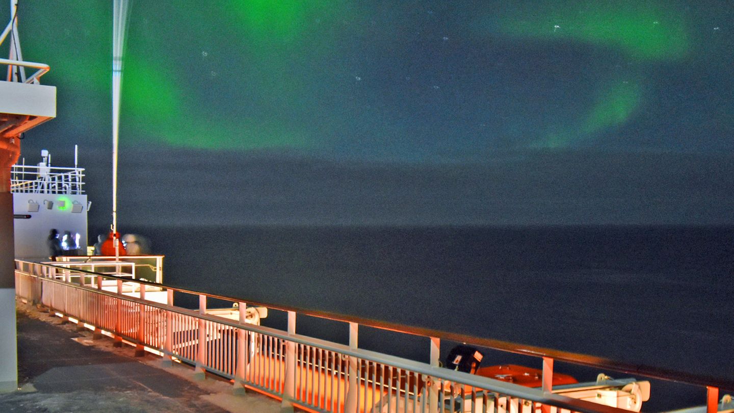 Schon in der ersten Nacht an Bord beginnt das Schauspiel: Der Sturm legt sich und der Himmel reißt für einen Moment auf. Plötzlich mäandern leuchtende Gebilde am Himmel; die grün gefärbten Schleier kommen und gehen lautlos.