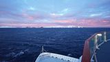 Die "Havila Polaris" fährt auf der Postschiffroute nicht nördlich um das steil aus dem Meer aufragende Nordkap, sondern passiert Magerøya weiter südlich, von den Wellen der Barentssee geschützt.