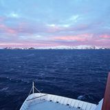 Die "Havila Polaris" fährt auf der Postschiffroute nicht nördlich um das steil aus dem Meer aufragende Nordkap, sondern passiert Magerøya weiter südlich, von den Wellen der Barentssee geschützt.