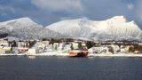 Havøysund mit seinen knapp 1000 Einwohnern ist einer von 34 Häfen, die regelmäßig von den Postschiffen der Reedereien Hurtigruten und Havila auf der 2400 Kilometer langen Reise angelaufen werden.