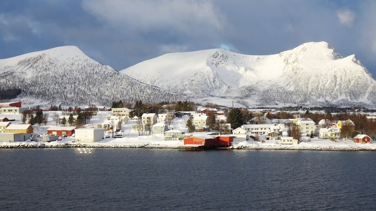 Havøysund mit seinen knapp 1000 Einwohnern ist einer von 34 Häfen, die regelmäßig von den Postschiffen der Reedereien Hurtigruten und Havila auf der 2400 Kilometer langen Reise angelaufen werden.