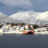 Havøysund mit seinen knapp 1000 Einwohnern ist einer von 34 Häfen, die regelmäßig von den Postschiffen der Reedereien Hurtigruten und Havila auf der 2400 Kilometer langen Reise angelaufen werden.
