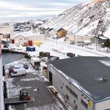 Eine typischer Moment am Kai: In einer Viertelstunde ist das Aus- und Einladen des Frachtgutes mittels Gabelstapler durch die seitliche Ladeluke erledigt. Zusteigende Passagiere, meist mit Rucksäcken statt Koffern ausgestattet, kommen über eine zweite Rampe an Bord.