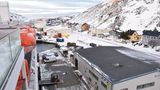 Eine typischer Moment am Kai: In einer Viertelstunde ist das Aus- und Einladen des Frachtgutes mittels Gabelstapler durch die seitliche Ladeluke erledigt. Zusteigende Passagiere, meist mit Rucksäcken statt Koffern ausgestattet, kommen über eine zweite Rampe an Bord.