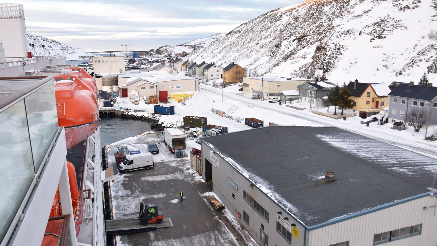 Eine typischer Moment am Kai: In einer Viertelstunde ist das Aus- und Einladen des Frachtgutes mittels Gabelstapler durch die seitliche Ladeluke erledigt. Zusteigende Passagiere, meist mit Rucksäcken statt Koffern ausgestattet, kommen über eine zweite Rampe an Bord.