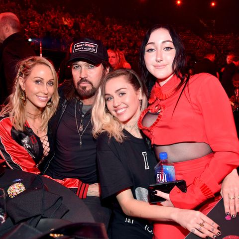 Zerstrittene Promi-Familie: Ein Bild aus glücklichen Tagen: Tish Cyrus und Billy Ray Cyrus mit den Töchtern Miley Cyrus und Noah Cyrus im Jahr 2017 Ein Bild aus glücklichen Tagen: Tish Cyrus und Billy Ray Cyrus mit den Töchtern Miley Cyrus und Noah Cyrus im Jahr 2017