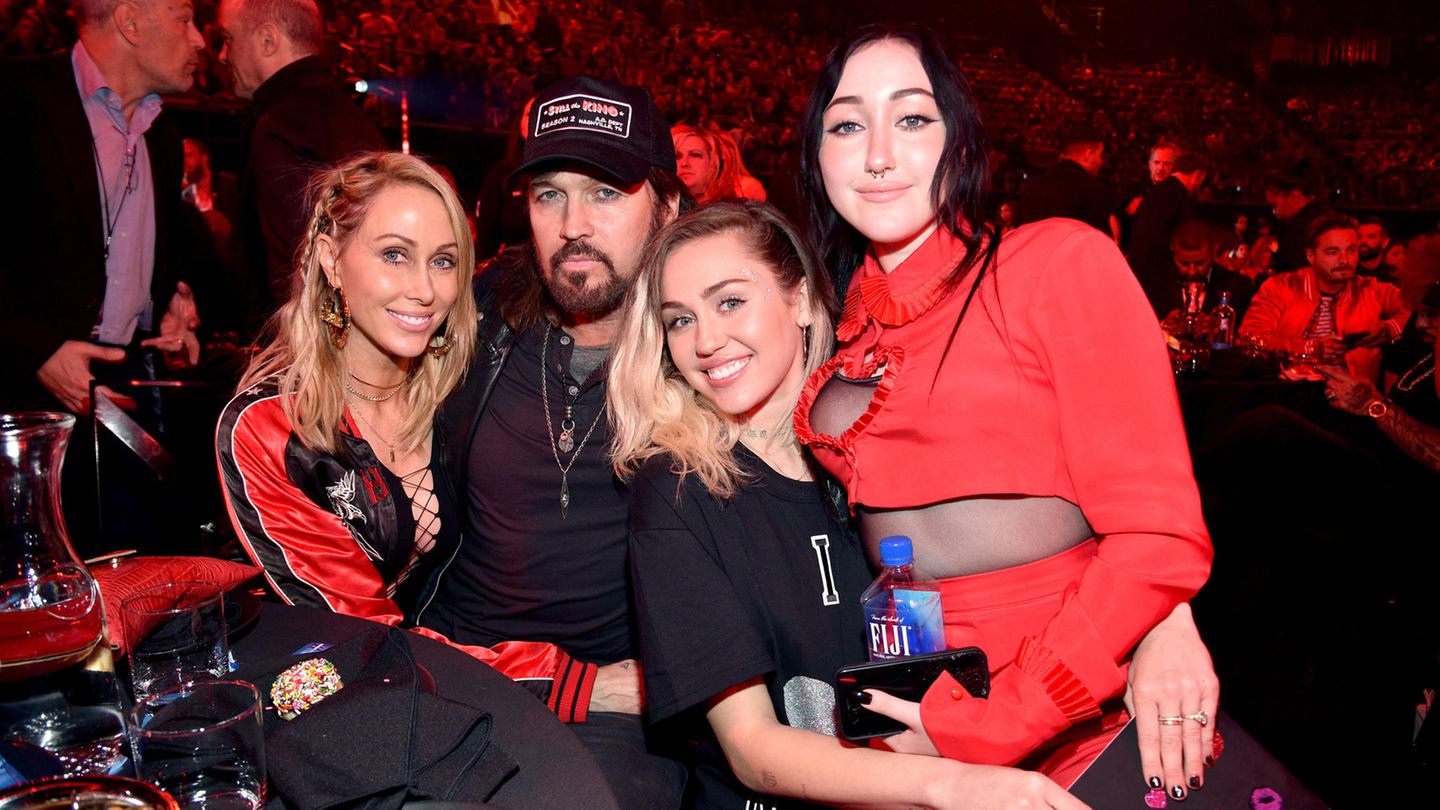 Ein Bild aus glücklichen Tagen: Tish Cyrus und Billy Ray Cyrus mit den Töchtern Miley Cyrus und Noah Cyrus im Jahr 2017