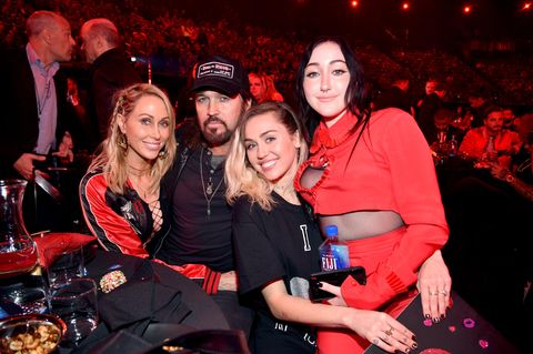 Ein Bild aus glücklichen Tagen: Tish Cyrus und Billy Ray Cyrus mit den Töchtern Miley Cyrus und Noah Cyrus im Jahr 2017
