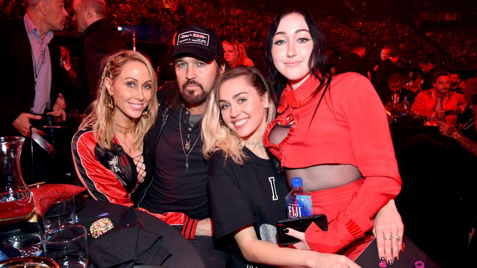 Ein Bild aus glücklicheren Tagen: Tish Cyrus und Billy Ray Cyrus mit den Töchtern Miley Cyrus und Noah Cyrus im Jahr 2017