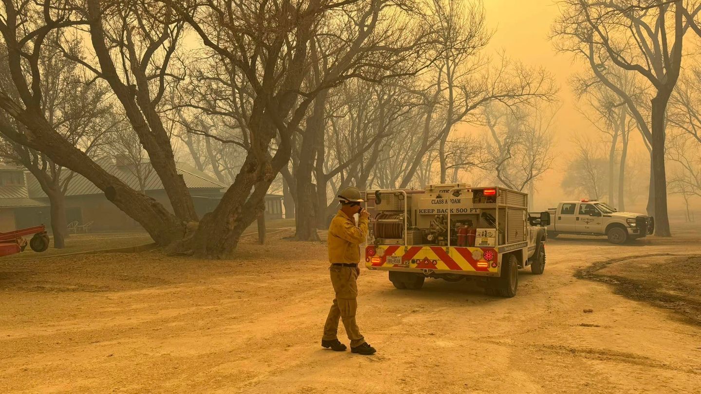 Die Feuerwehr kämpft im US-Bundesstaat Texas gegen mehrere sich schnell ausbreitende Waldbrände. Im sogenannten "Panhandle", dem rechteckigen Areal im Norden des Bundesstaates, sind auch Feuerwehrleute aus Flower Mound im Einsatz.