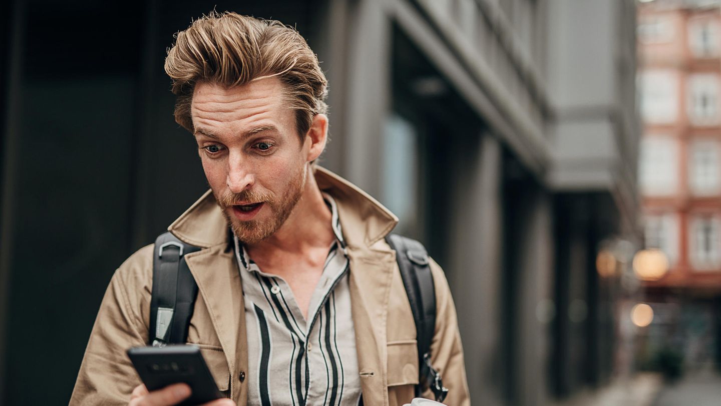 40 Gigabyte Datenvolumen: Erstaunt schauender Mann mit Handy in der Hand.