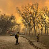 In diesem apokalyptischen Szenario schreiten Feuerwehrleute mit Hacken zur Tat