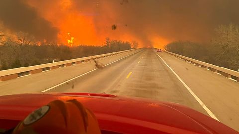 Auf das aktuell größte Feuer in Texas fahren diese Einsatzkräfte zu: das Smokehouse-Creek-Feuer umfasst schätzungsweise 500.000 Hektar und hat für Evakuierungen gesorgt